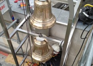 Installation de cloches dans le campanile de l’église Notre-Dame-des-Foyers à Paris 19e.