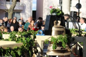 Bénédiction des cloches St-Joseph-Le Bienveillant Montigny-Voisins le 19 mars 2023 Chariot et décoration de la cloche