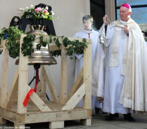 Bénédiction cloches-St-Joseph-Le Bienveillant Montigny-Voisins 19 mars 2023. Encensement de cloches par Mgr Crepy@diocese de Versailles