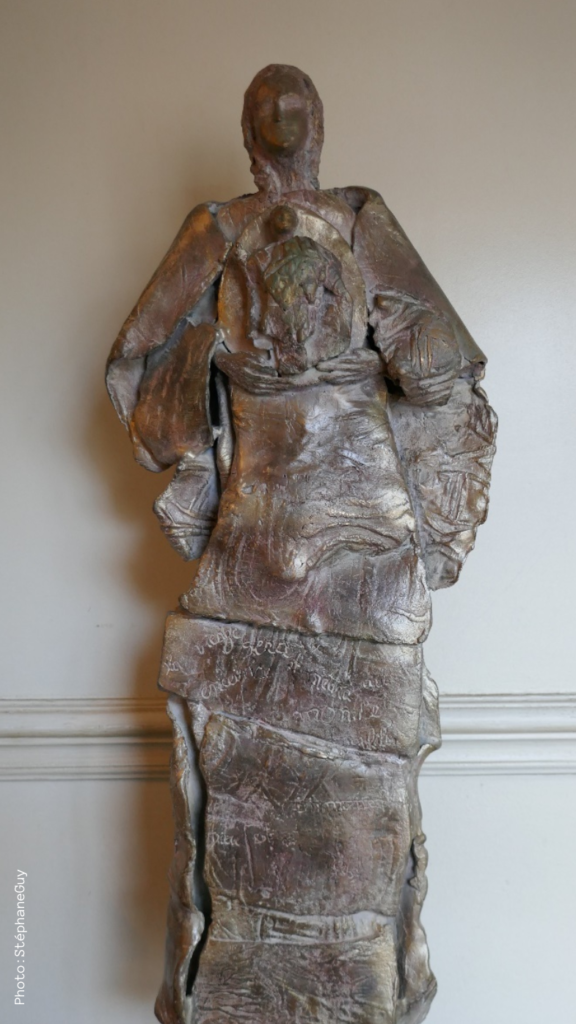 Sculpture en bronze d'une Vierge à l'Enfant