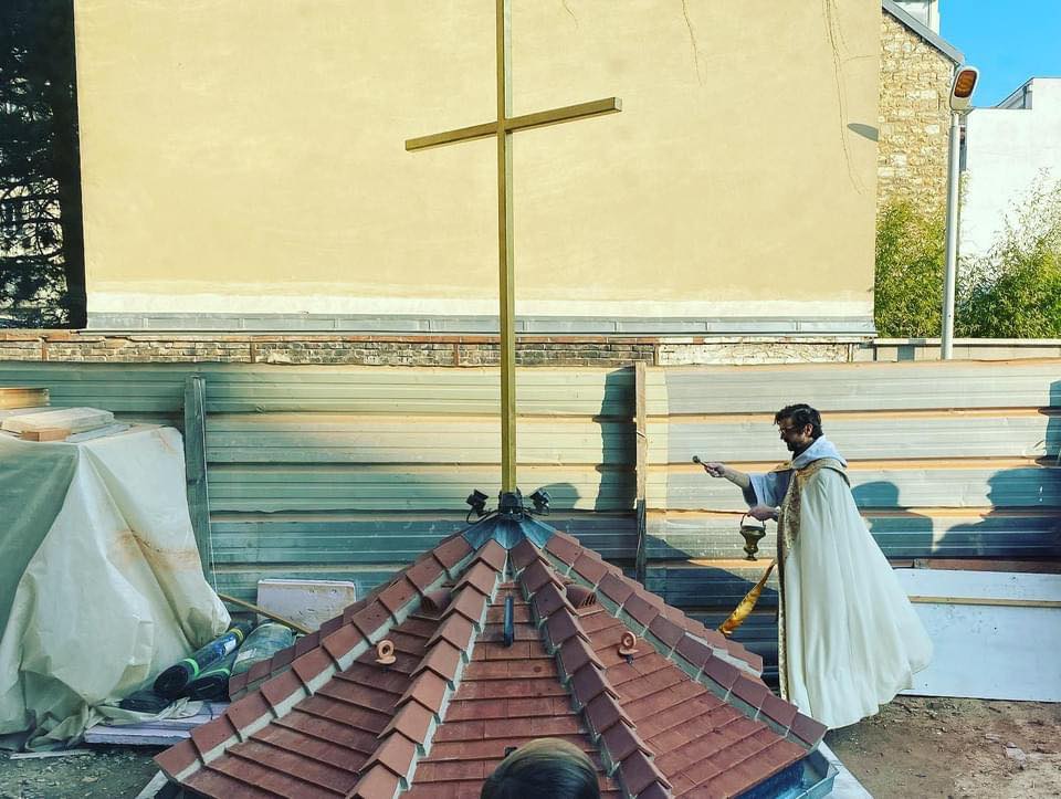 Une croix pour le clocher de Saint-Cécile à Boulogne-Billancourt (92)