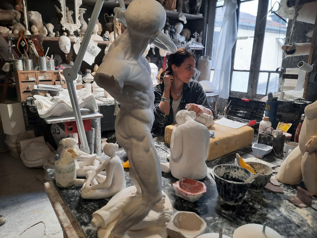 Perrine Sastre Miralles, mouleuse statuaire, peaufine chaque pièce. (AF/CDC)