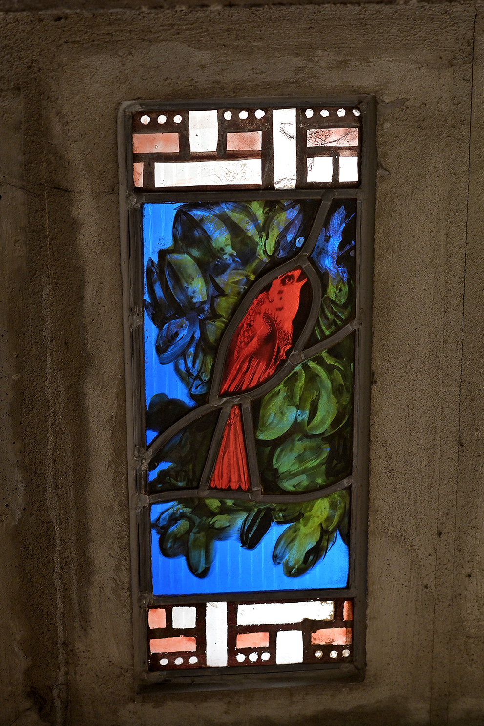 ND Raincy - Détail vitrail Perroquet de Marguerite Huré (donné pour sa signature) et Maurice Denis