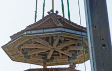 La croix est déposée avec le toit sur le clocher