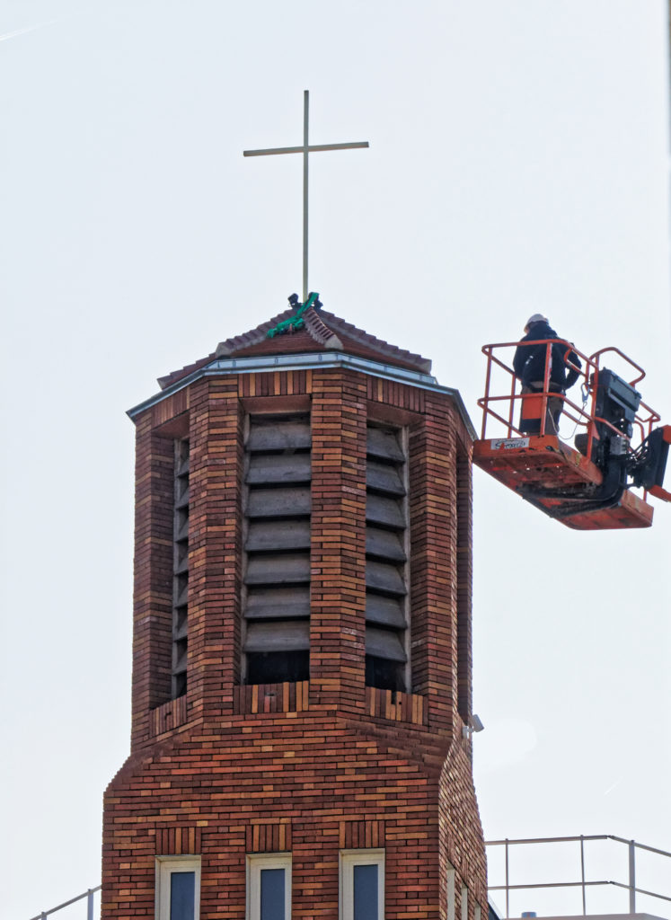 Pose de la croix sur le clocher