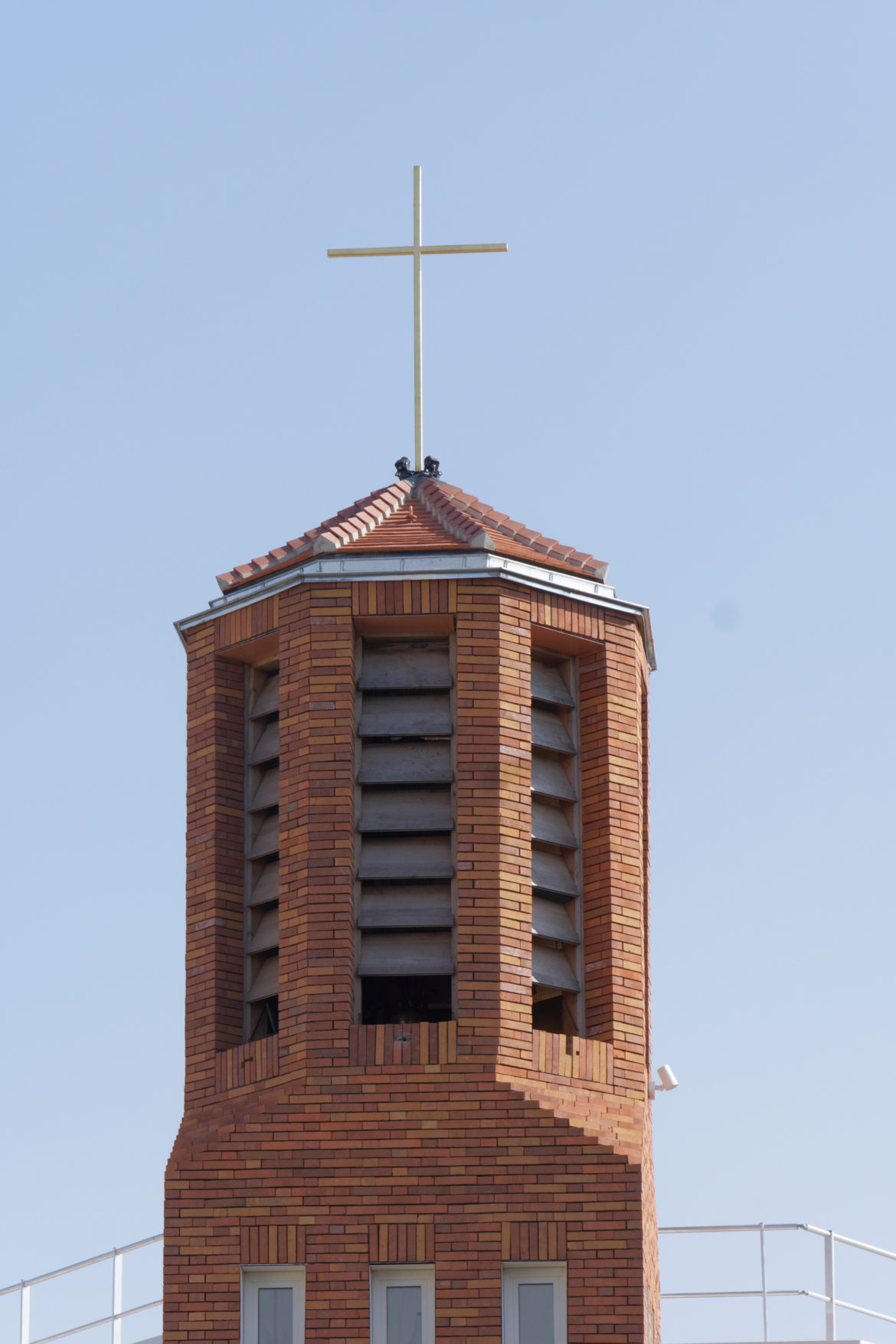 La croix installée sur le clocher est visible de loin