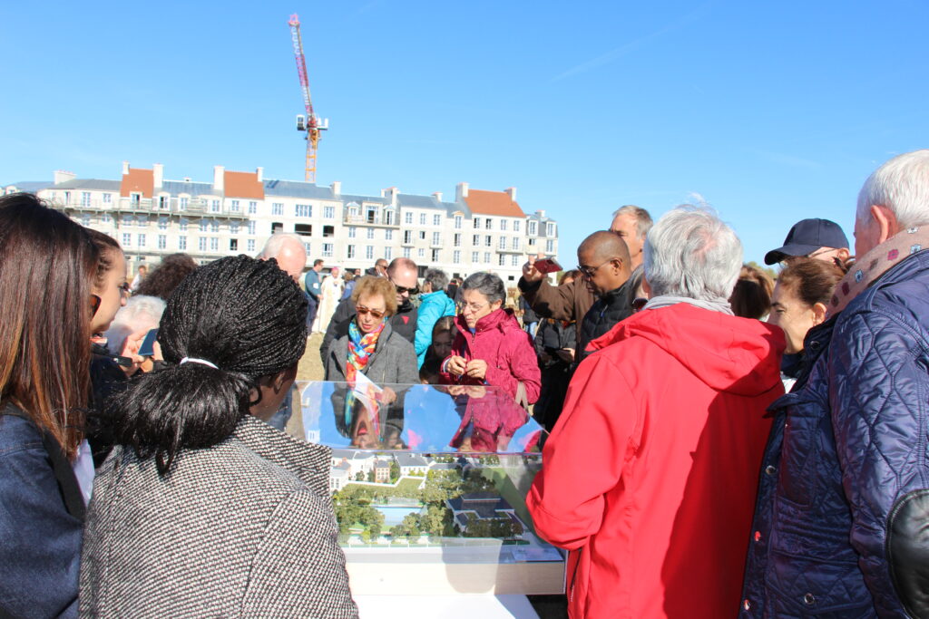 les paroissiens examinent la maquette du futur centre Saint-Colomban