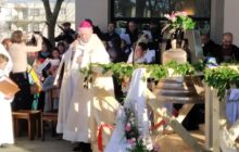 Bénédiction des cloches St-Joseph-Le Bienveillant Montigny-Voisins le 19 mars 2023 - Mgr Crepy bénit les cloches sous les chants de la chorale
