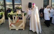 Bénédiction des cloches St-Joseph-Le Bienveillant Montigny-Voisins le 19 mars 2023 - Mgr Crepy bénit les cloches