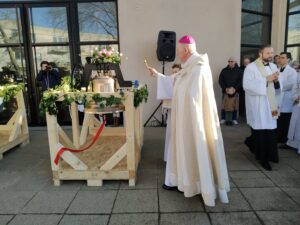 Bénédiction des cloches St-Joseph-Le Bienveillant Montigny-Voisins le 19 mars 2023 - Mgr Crepy bénit les cloches