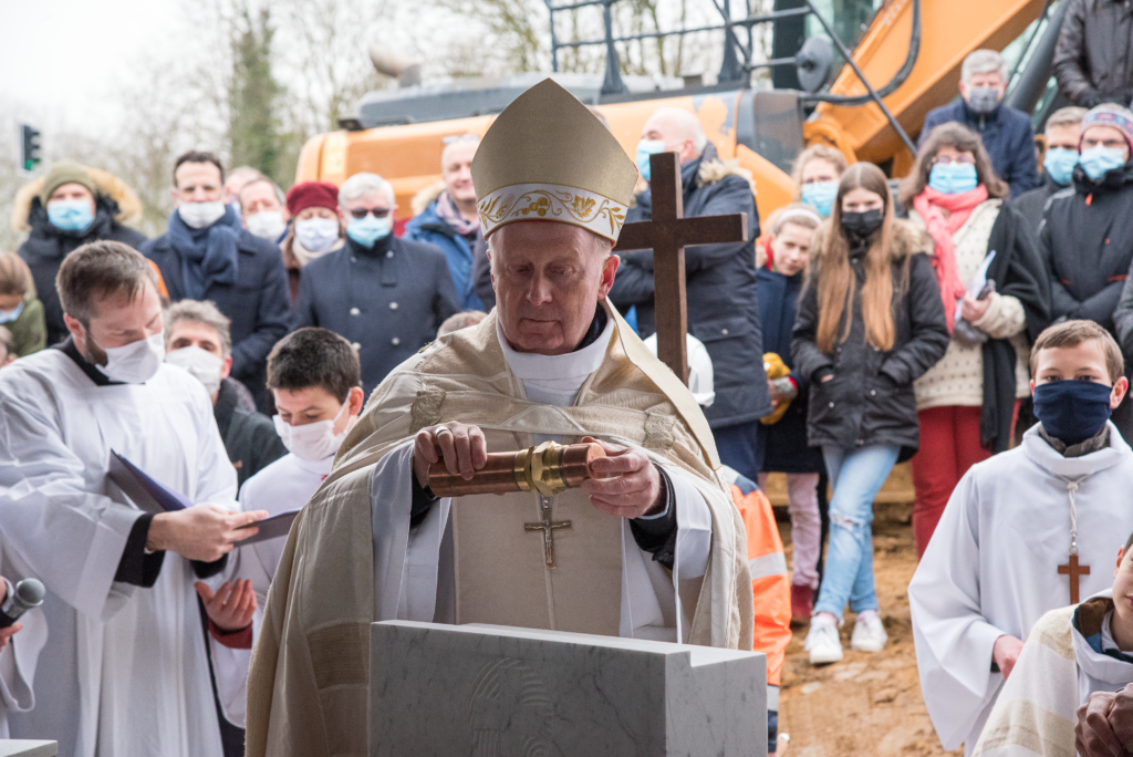 Pose de la 1ère pierre de St-Joseph-Le Bienveillant Montigny-Voisins -16 janvier 2022 - Mgr Crepy montre et pose le cylindre contenant le parchemin dans la "1ère pierre"