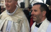Bénédiction des cloches St-Joseph-Le Bienveillant Montigny-Voisins le 19 mars 2023. Mgr Crepy et P Grosjean après la bénédiction