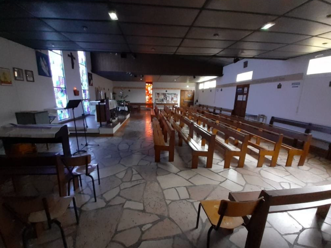 Notre-Dame de Lourdes à Noisy-le-Grand (93). Vue intérieure latérale de l'église