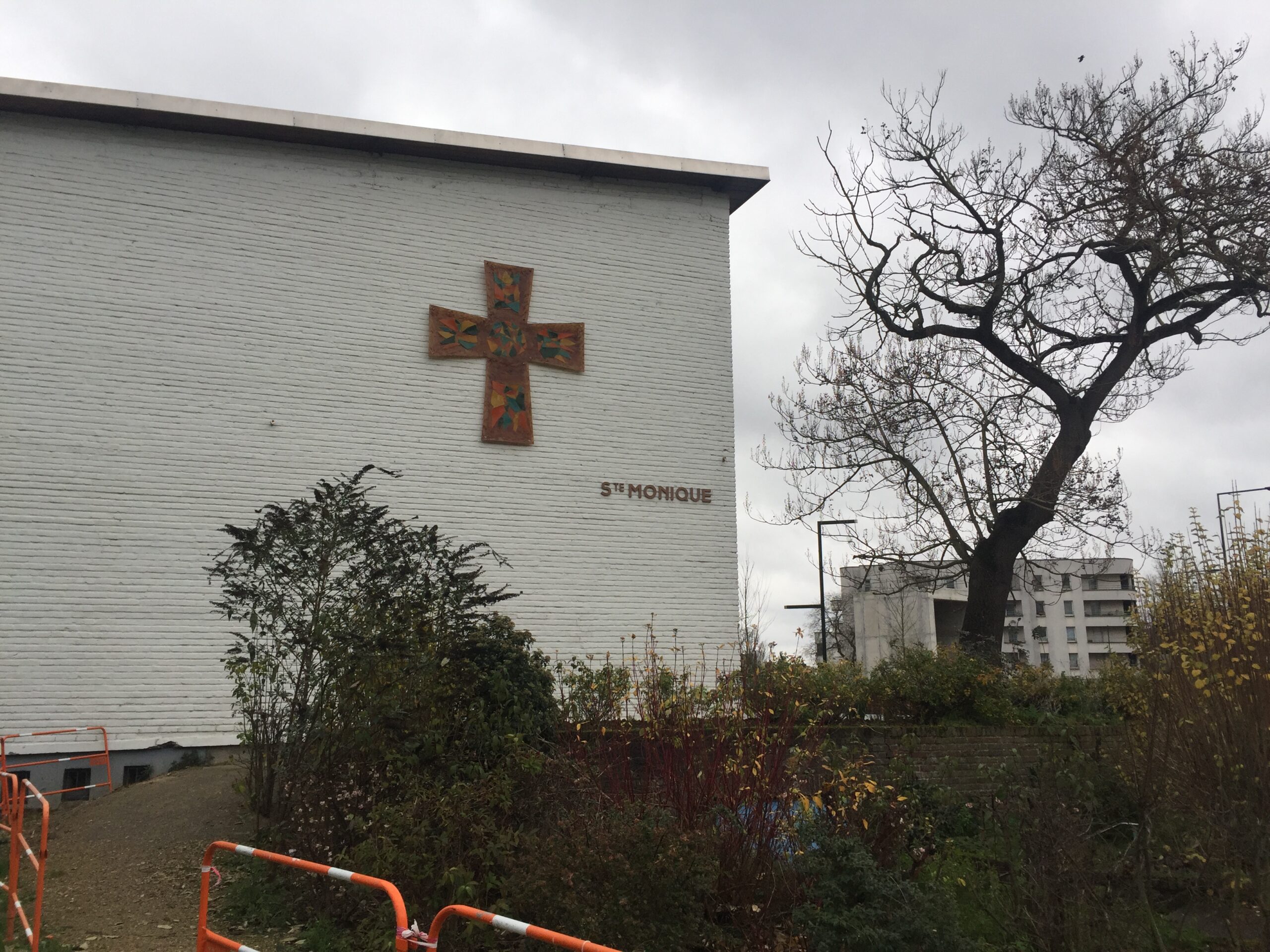 Le parvis de SainteMonique prêt à accueillir la grande croix