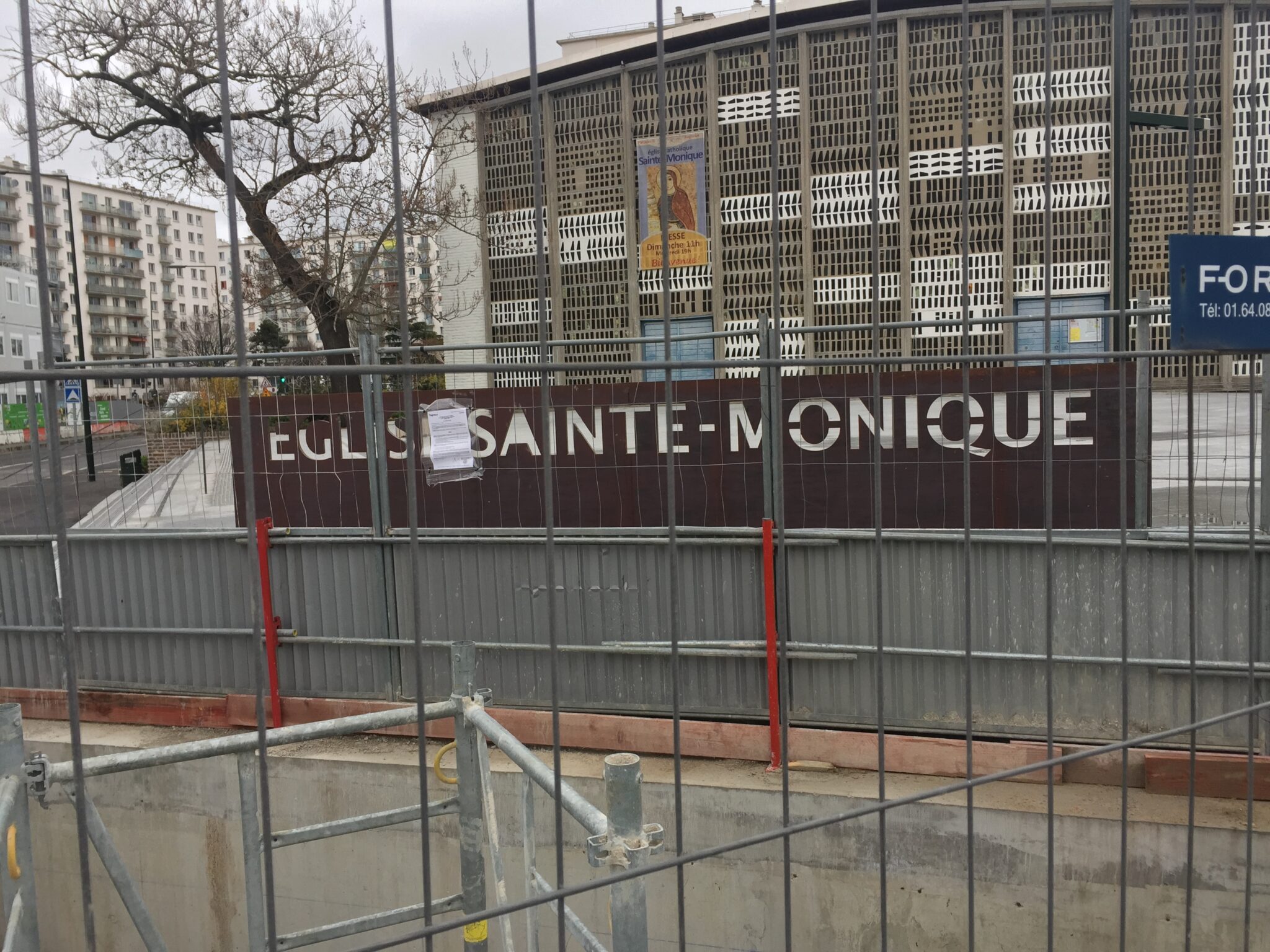 Le parvis de SainteMonique prêt à accueillir la grande croix