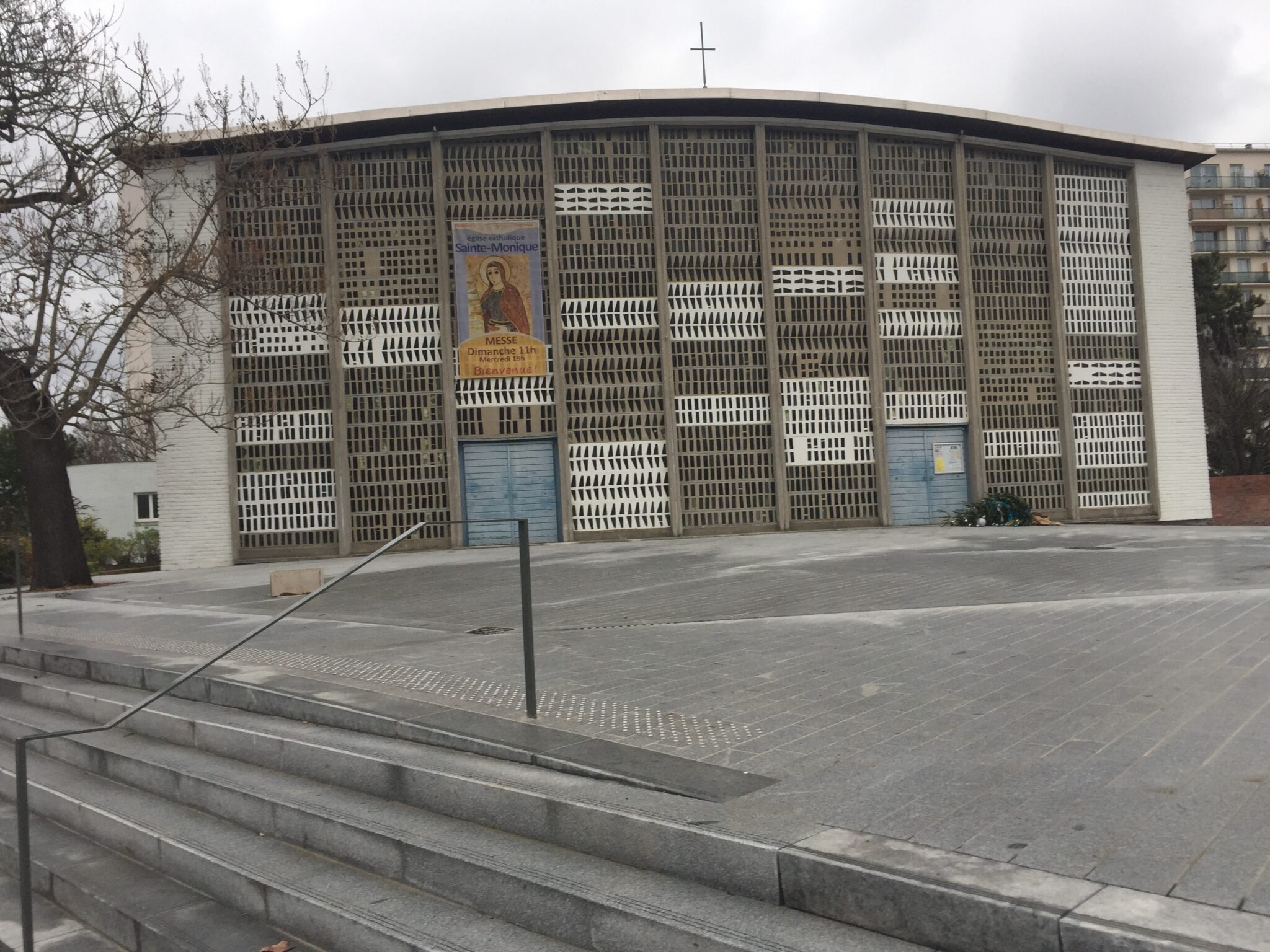 Le parvis de SainteMonique prêt à accueillir la grande croix