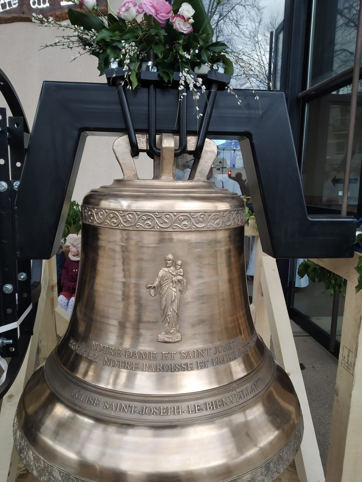 Bénédiction des cloches St-Joseph-Le Bienveillant Montigny-Voisins le 19 mars 2023 - vue globale sur une cloche