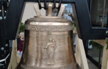 Bénédiction des cloches St-Joseph-Le Bienveillant Montigny-Voisins le 19 mars 2023 - vue globale sur une cloche