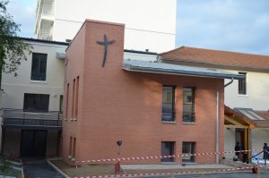 Façade avec croix visible, du centre paroissial Saint-Jean-Paul-II à Colombes