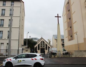 L'église de Limeil-Brévannes est située entre deux immeubles.