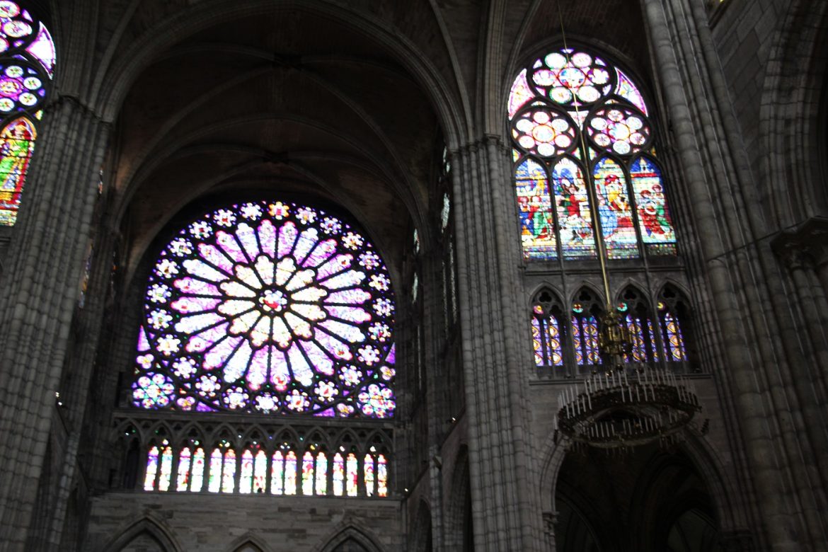 Rosace et vitraux de la basilique Saint-Denis