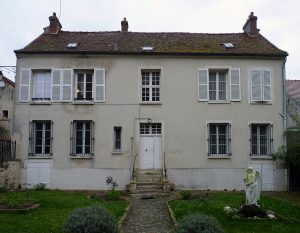 Vue extérieure du presbytère de Louvres
