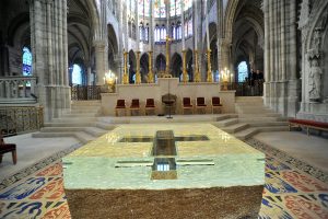 Le nouvel autel de la basilique cathédrale de Saint-Denis, ouvre de Vladimir Zbynovsky, consacré le 14 janvier 2018.