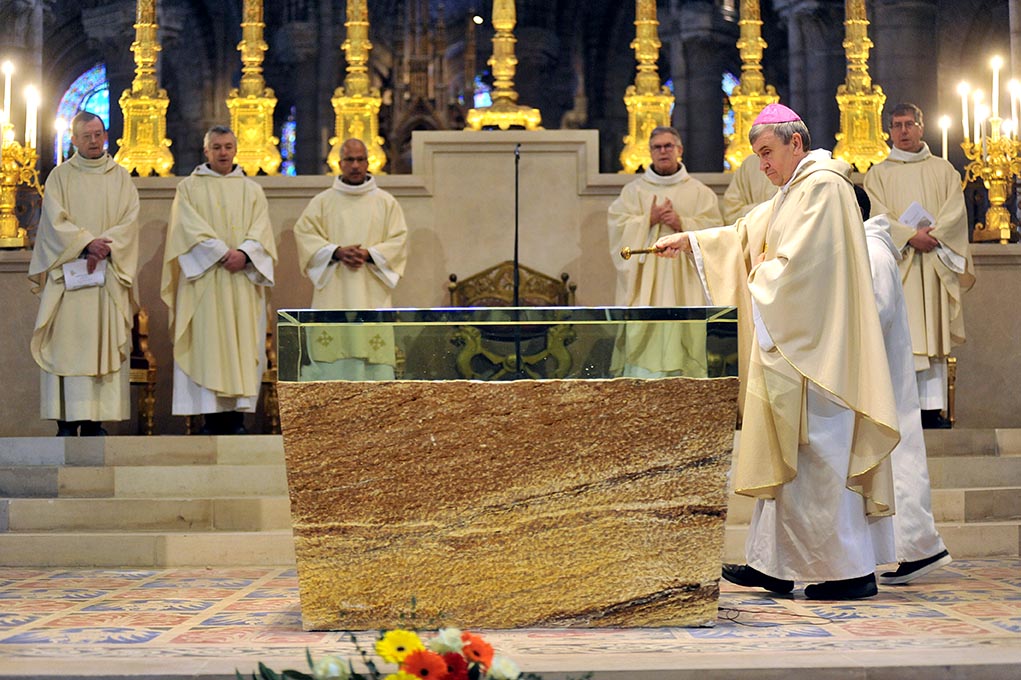 Consécration de l’autel de pierre et de verre dans la basilique de Saint-Denis