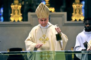 14 janvier 2018, Mgr Pascal Delannoy verse l'huile sainte sur le nouvel autel de la cathédrale basilique de Saint-Denis.