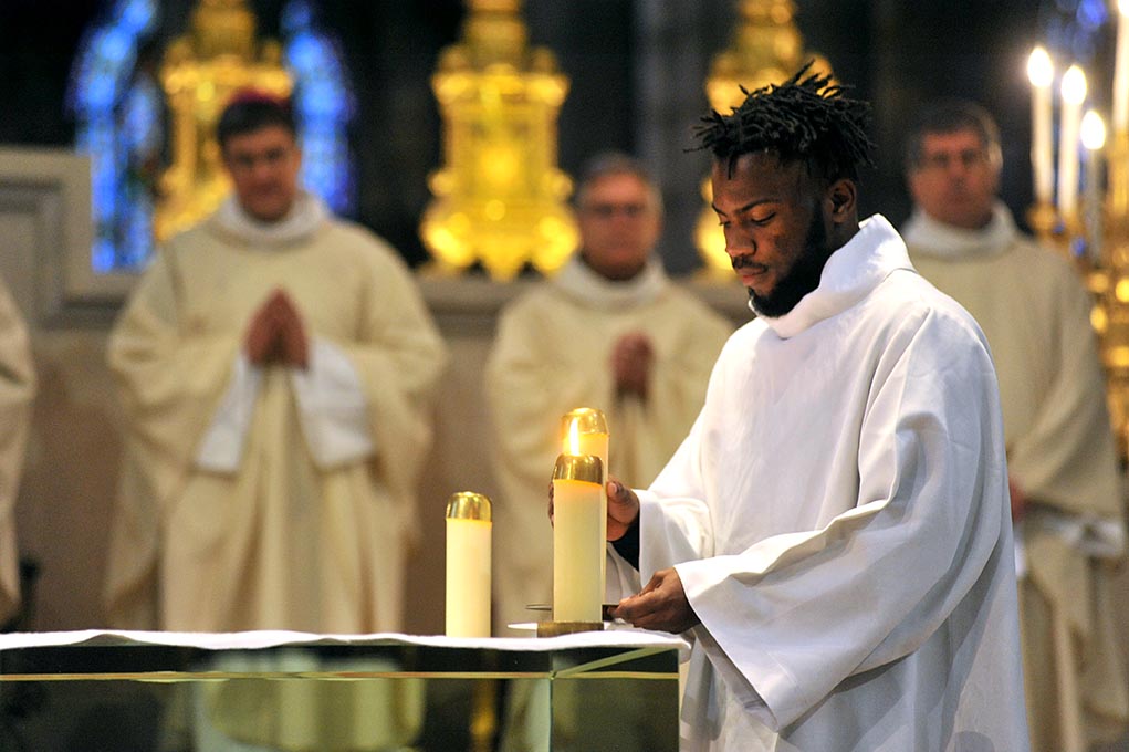 14 janvier 2018, lors de sa consécration, le nouvel autel de la cathédrale basilique de Saint-Denis est illuminé.