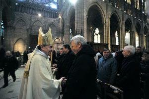 14 janvier 2018, Jacques Moulin, architecte en chef des Monuments historiques, avec Mgr Pascal Delannoy lors de la consécration du nouvel autel de la basilique cathédrale de Saint-Denis.
