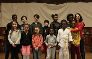 La troupe de théâtre d'enfants, encadrés par Jade Lanzac