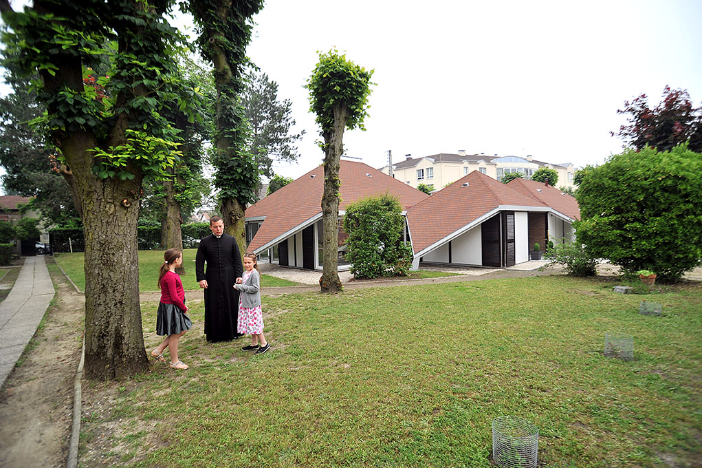 Vue du Chalet rénové et du généreux jardin.