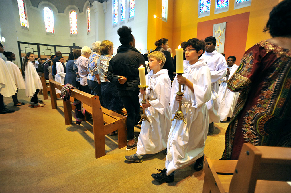 Enfants de chœur durant la messe.