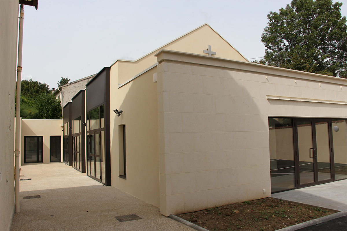 Vue extérieure de la maison paroissiale à Montfermeil