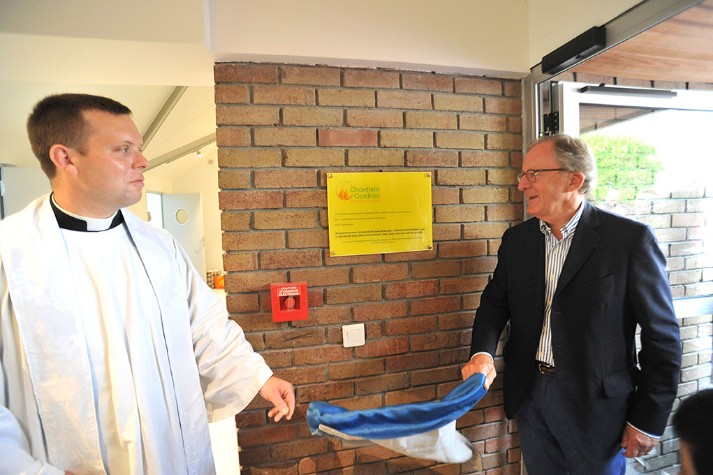 Une plaque pour remercier les donateurs des Chantiers du Cardinal