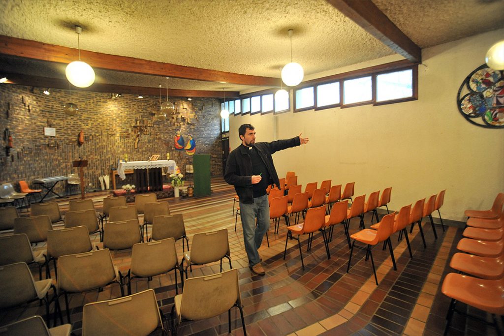 Le père Grzegorz Jez montre la chapelle Sainte-Claire à Mennecy