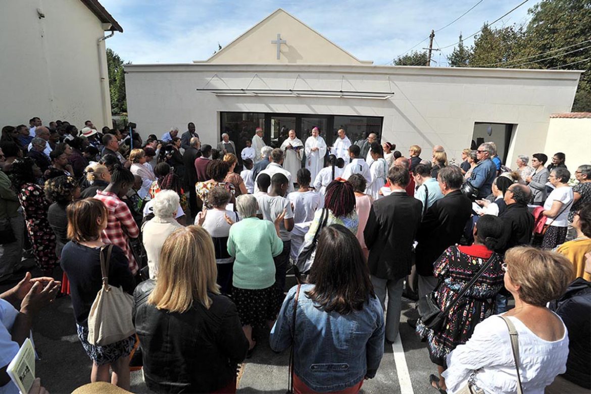 Saint Jean-Paul II veille sur la maison paroissiale de Montfermeil