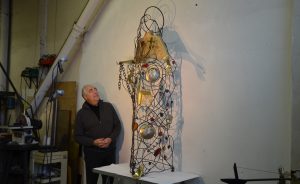 Jean-Charles Detallante regardant sa statue de sainte Bathilde dans son atelier.