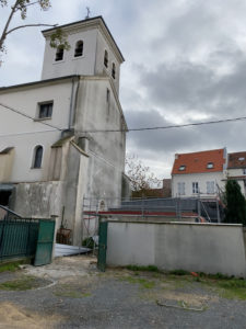 L'église Sainte-Céline-Saint-Faron est située à côté de la nouvelle maison paroissiale (CDC)