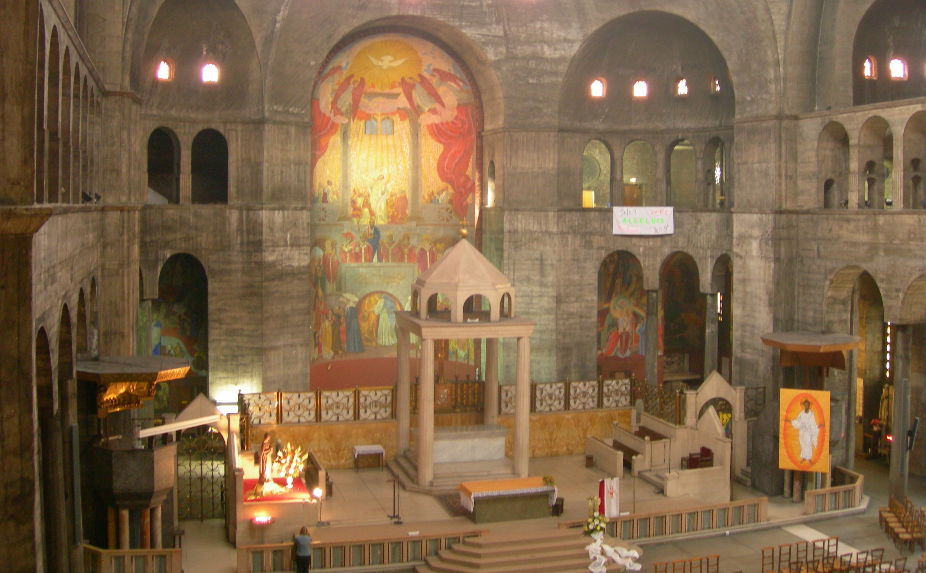 Intérieur de l'église du Saint-Esprit à Paris 12e,