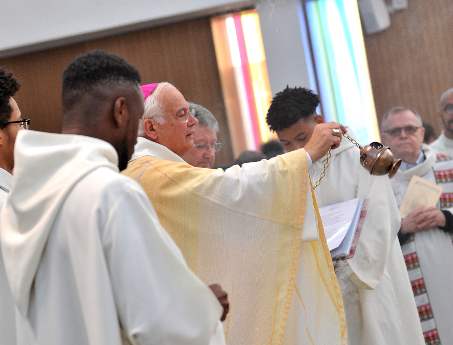 Mgr Stanislas Lalanne, évêque de Pontoise, consécre l'église Saint-Joseph à Montigny-lès-Cormeilles (Val-d'Oise) le 5 mai 2019. Le mur vitrail de Thierry Boissel représente la multicuturalité de la communauté paroissiale.