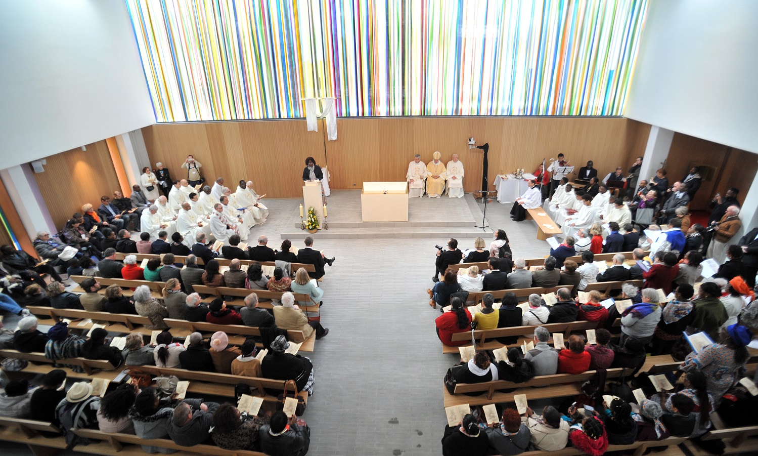 Mgr Stanislas Lalanne, évêque de Pontoise, consécre l'église Saint-Joseph à Montigny-lès-Cormeilles (Val-d'Oise) le 5 mai 2019. Le mur vitrail de Thierry Boissel représente la multicuturalité de la communauté paroissiale.