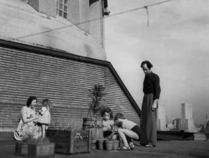 Robert, Michèle Barriot et leurs enfants sur la terrasse de Sainte-Odile