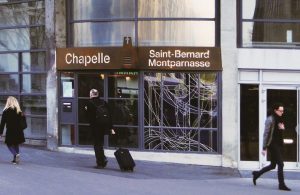 La chapelle Saint-Bernard est accessible depuis le parvis de la gare Montparnasse