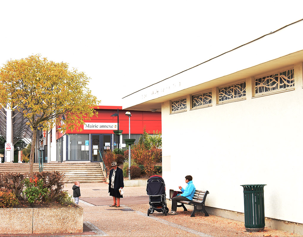 L'église est située près de l'annexe de la mairie et d'un centre-commercial.