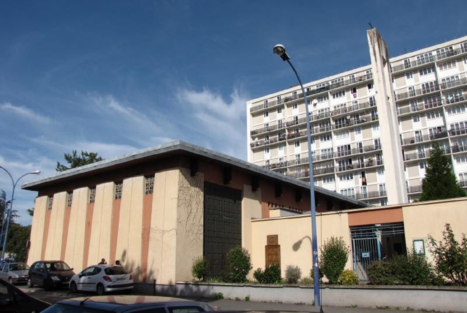 Le centre paroissial Saint-Martin au coeur des grands ensembles d'Orly.