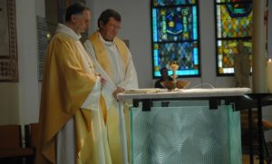 Consécration de l'autel en 2008 par Mgr Jean-Yves Nahmias avec le père Gambart, l'ancien curé de la paroisse.