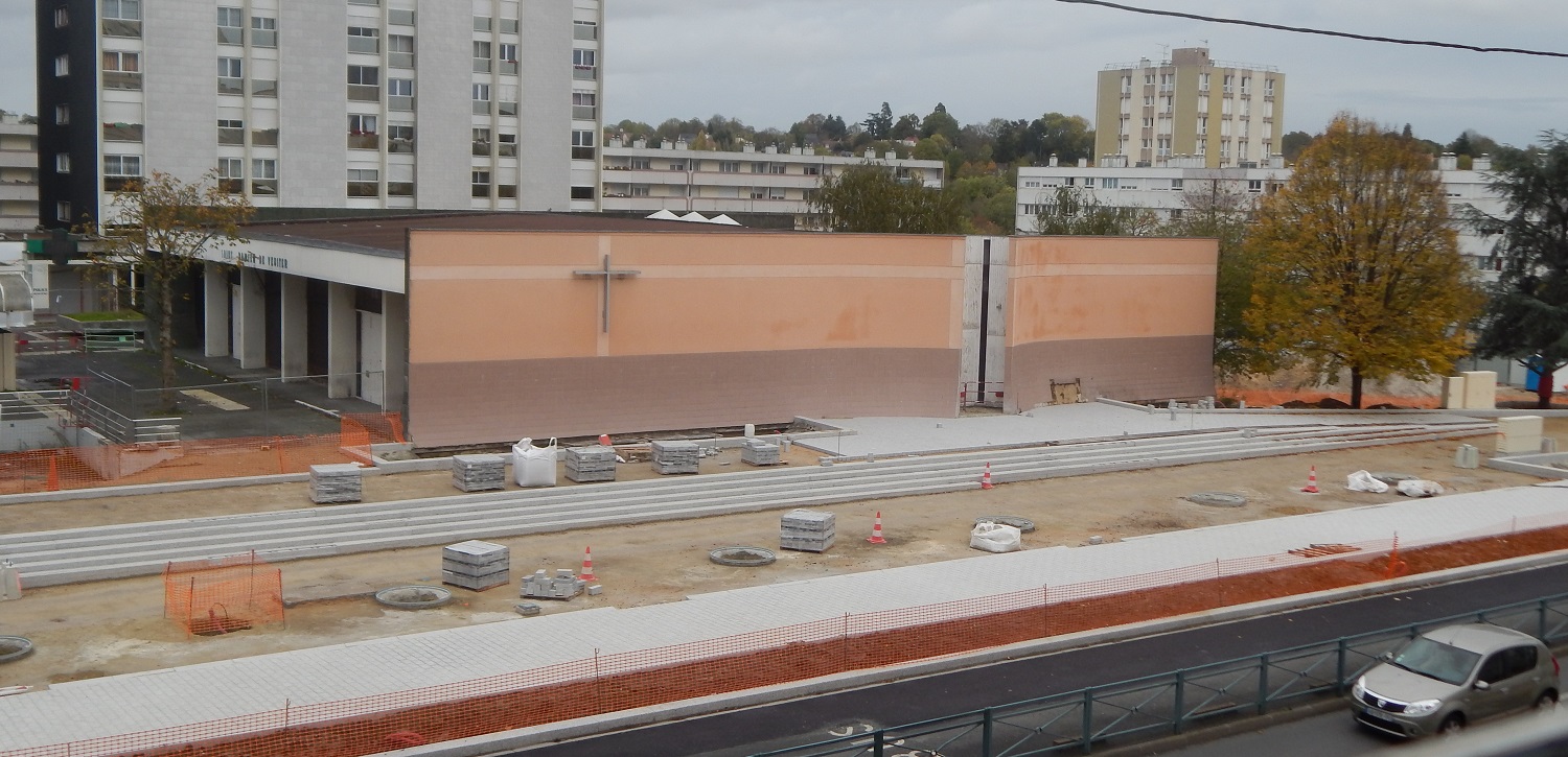 Le centre Saint-Damien-de-Veuster situé sur une grande place d'Epinay-sous-Sénart le long d'une important voie de circulation manque totalement de visibilité (François Farez)