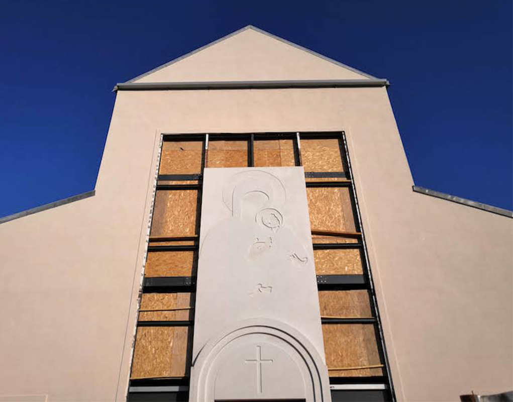 Notre-Dame veille sur la façade de l’église d’Asnières-sur-Seine (92)